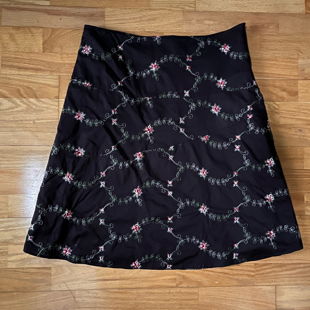 Women’s black floral pattern embroidered skirt